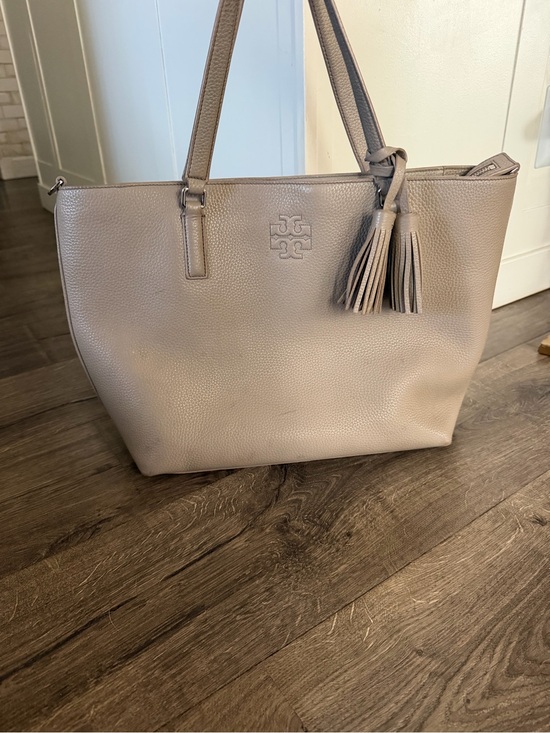 Tory Burch Handbags - Tory Burch Thea Taupe Pebbled Leather Tote Bag Large Tassel Logo Shopper Used